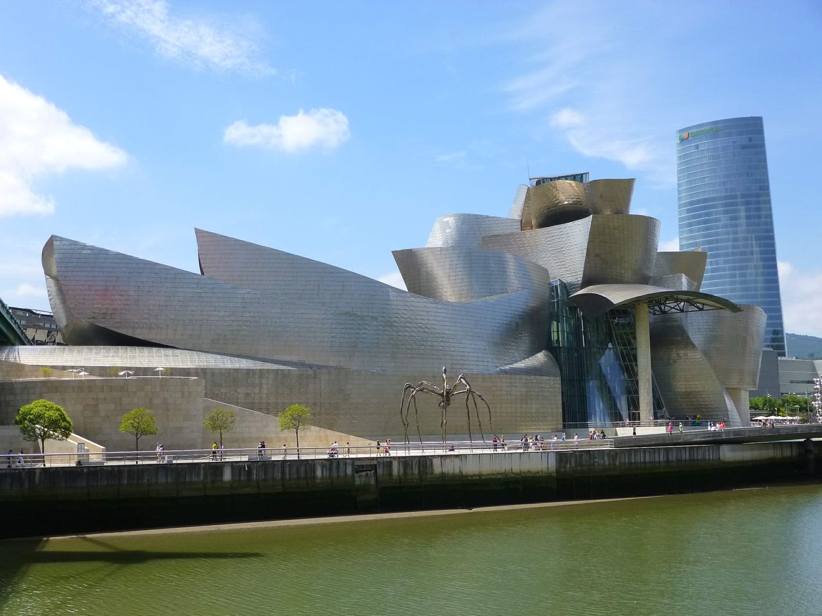 El Museo Guggenheim junto a la ría del Nervión, Bilbao