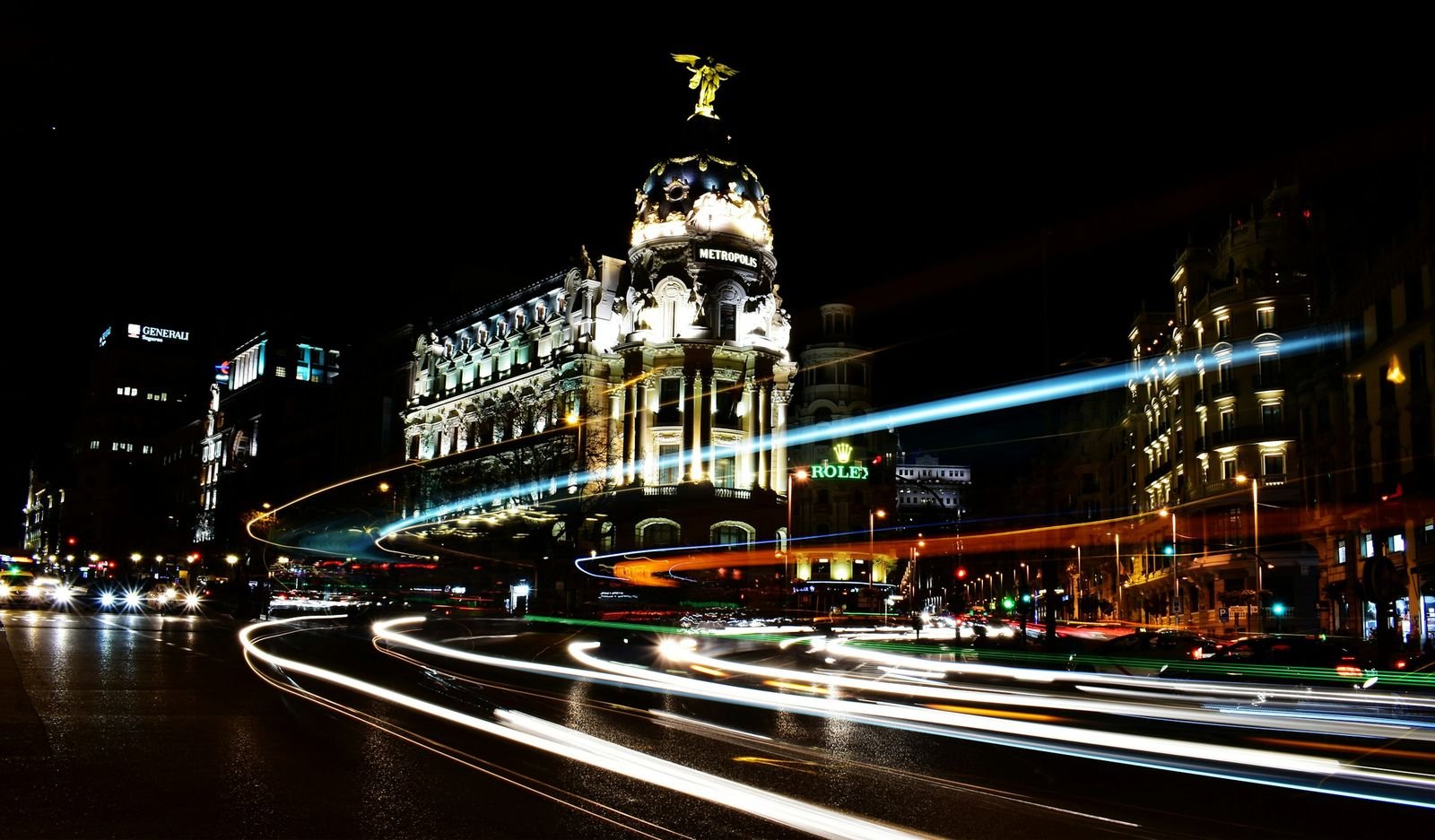 The Metrópolis building in Madrid at night with light trails