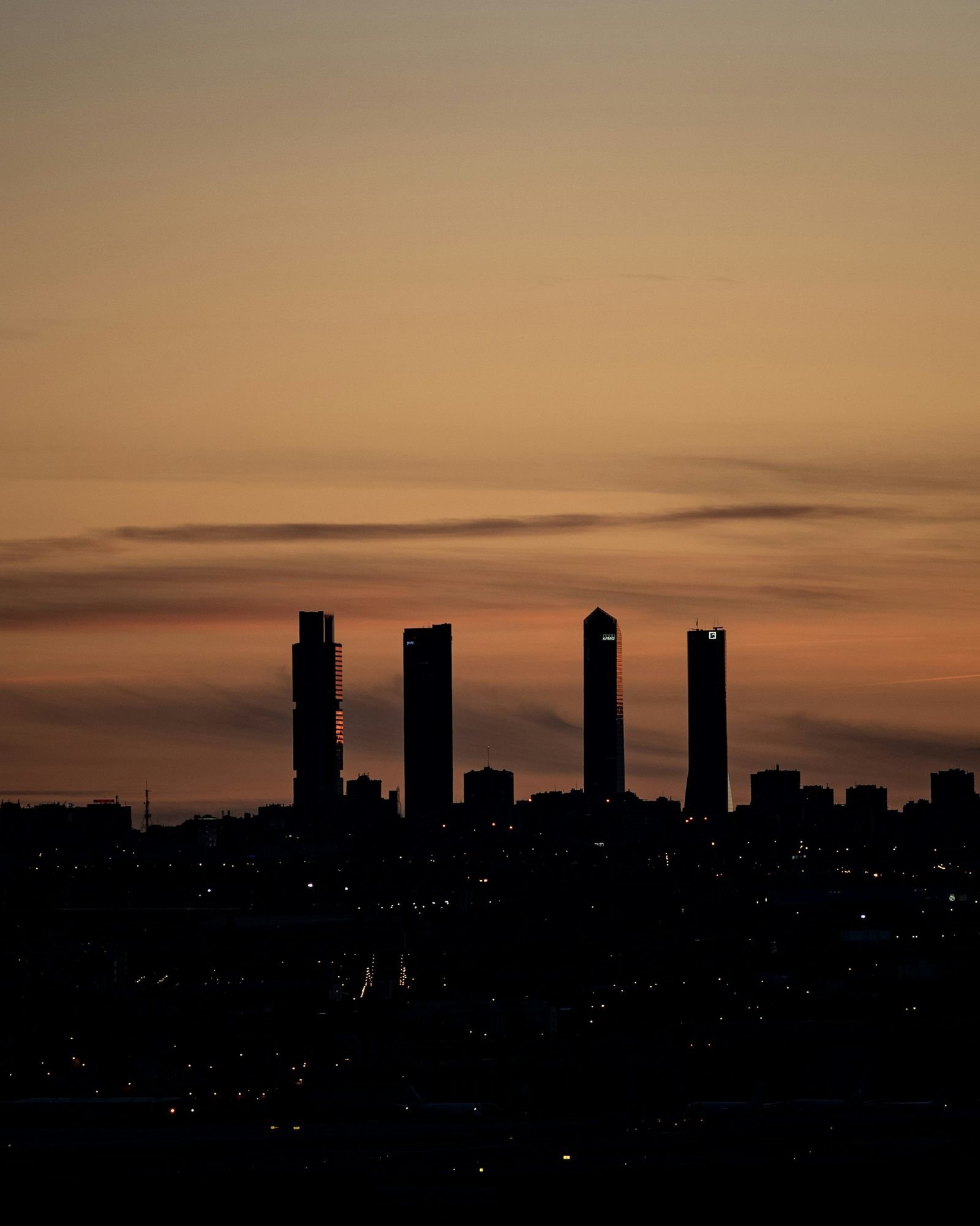 Las torres de negocios de Madrid al anochecer